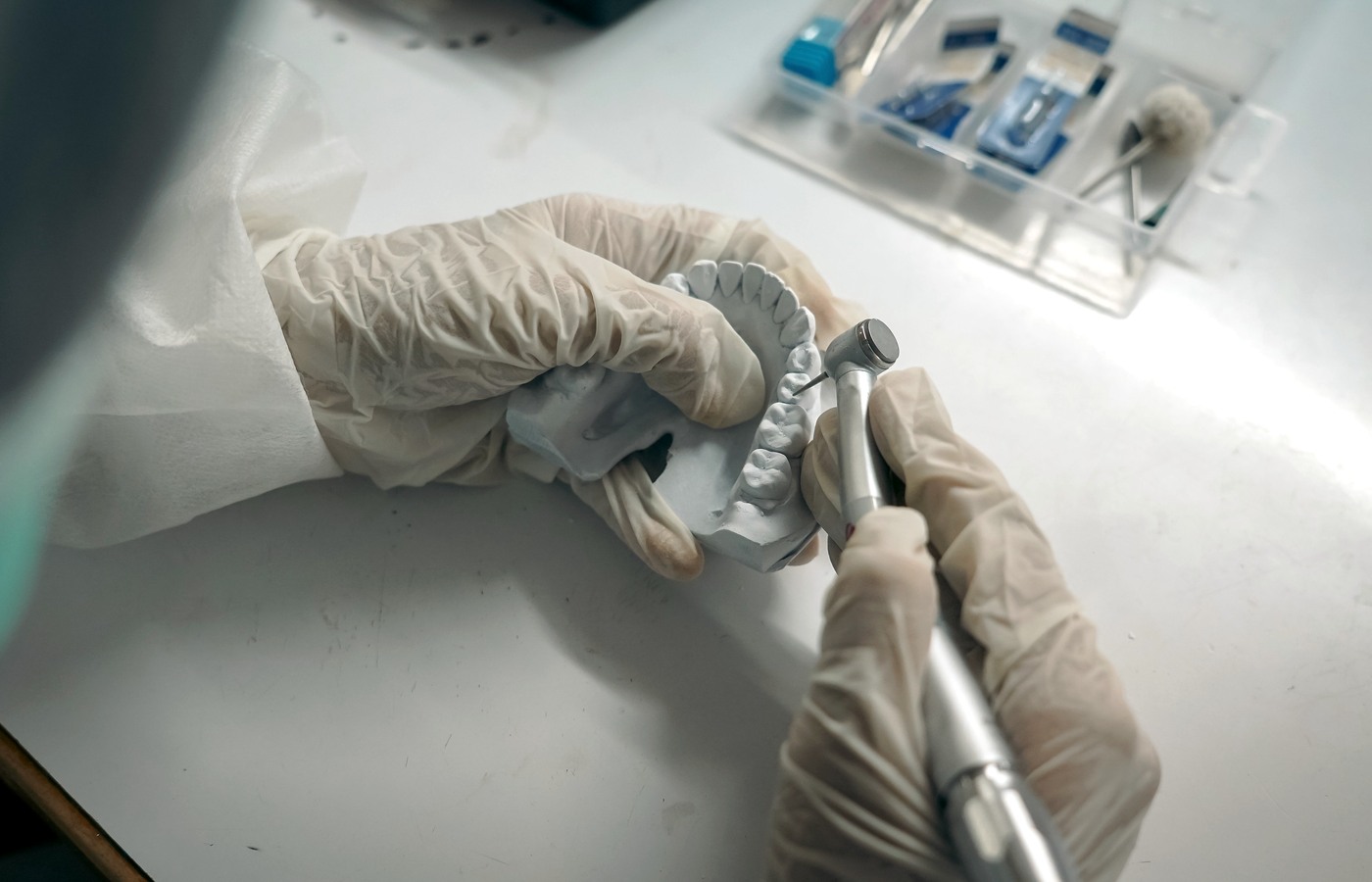 Trabajo de precisión sobre un modelo dental